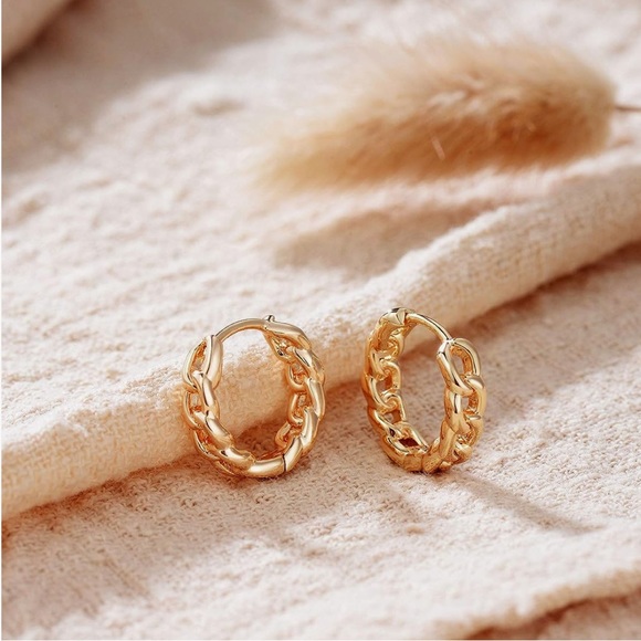 Mevecco | Gold Chainlink Hoop Huggies - Picture 1 of 6